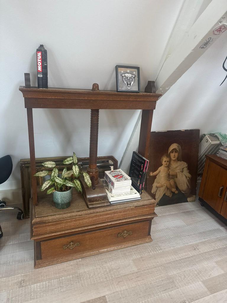 Antieke papieren pers uit de jaren 1900, Ophalen