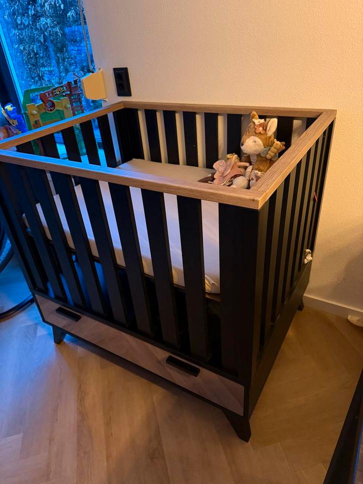 Box met lade - Zwart/Hout, Kinderen en Baby's, Boxen, Zo goed als nieuw, Rechthoekig, In hoogte verstelbaar, Ophalen