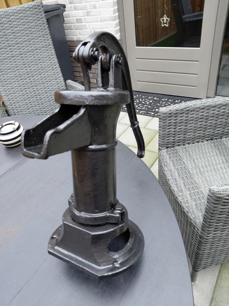 Gietijzeren waterpomp., Ophalen, Gietijzer