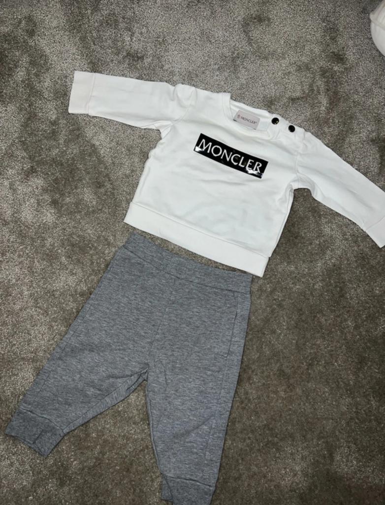 Moncler joggingpak baby 6-9 maanden - wit/grijs, Ophalen of Verzenden, Zo goed als nieuw, Jongetje of Meisje