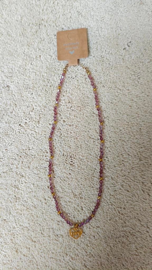 Nieuwe ketting met paarse kralen en 'Love' hanger, Paars, Nieuw, Ophalen of Verzenden, Overige materialen