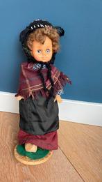 Oude pop met klederdracht, Ophalen of Verzenden, Gebruikt, Pop