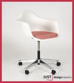 Vitra Eames Plastic Arm Chair PACC Wit / Oranje, Niet ingevuld, Zo goed als nieuw, Niet ingevuld, Niet ingevuld