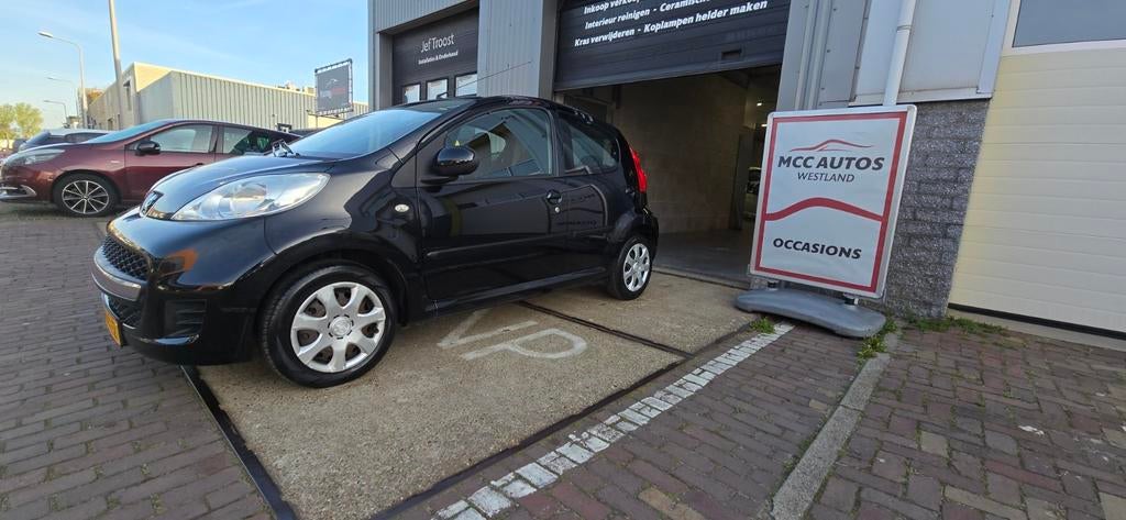 Peugeot 107 1.0 12V 5DR 2012 Zwart, 1 eigenaar, Voorwielaandrijving, Stof, Zwart, 4 stoelen