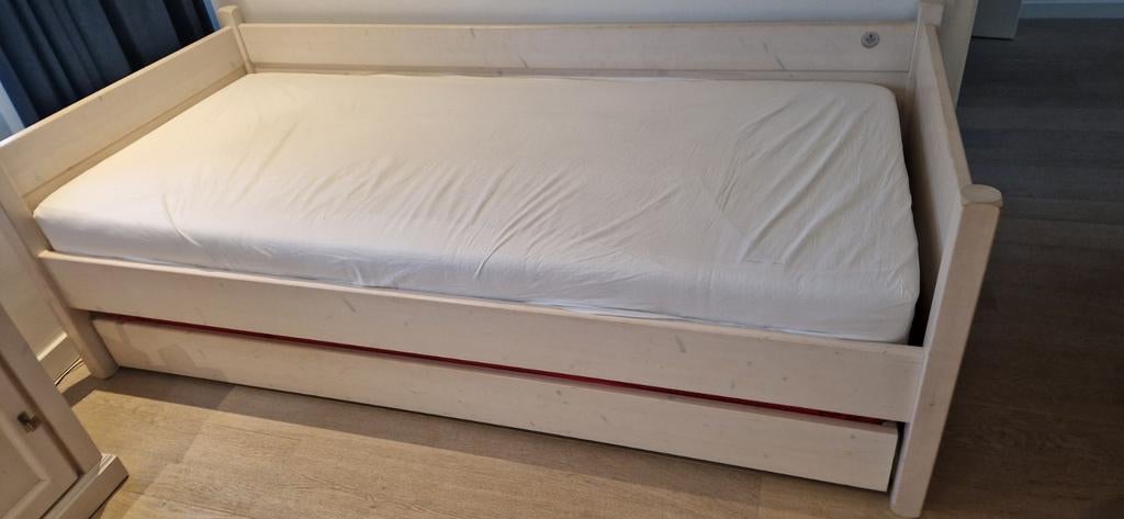 Mooi bed met uitschuiflade, Ophalen, Zo goed als nieuw, Eenpersoons, 90 cm