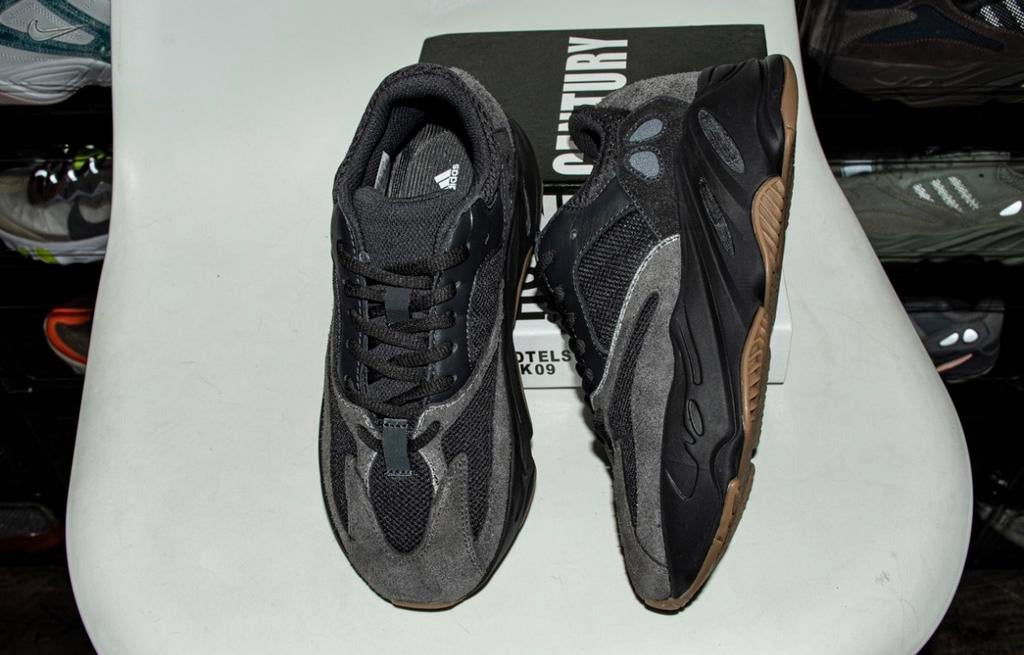 Yeezy 700 v2 “utility black”, Ophalen of Verzenden, Nieuw, Zwart, Sportschoenen