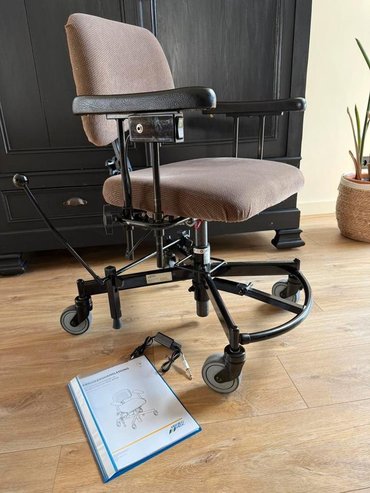 Mercado Real trippelstoel el. Hoog/laag tot 80 cm! Nwe accu!, Diversen, Verpleegmiddelen, Gebruikt, Ophalen