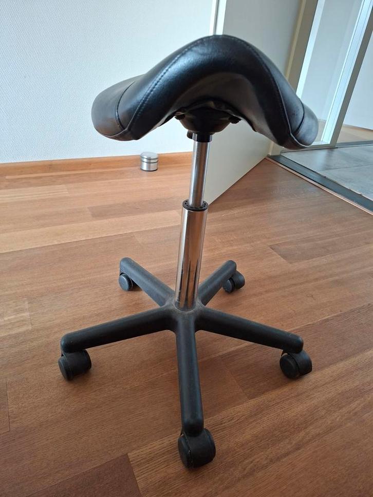 In hoogte verstelbare kappersfiets in goede conditie, Huis en Inrichting, Krukjes, Gebruikt, In hoogte verstelbaar, Ophalen