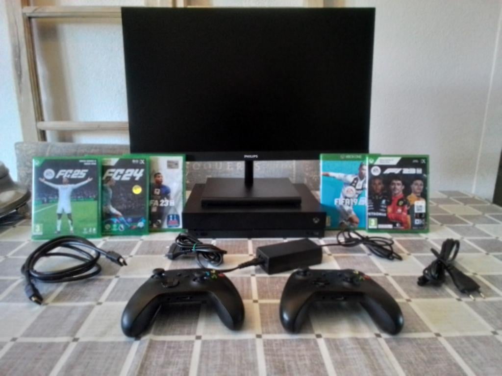 Xbox One X + 2 controllers + 5 games + monitor, Ophalen, Met 2 controllers, Zo goed als nieuw, Met harde schijf