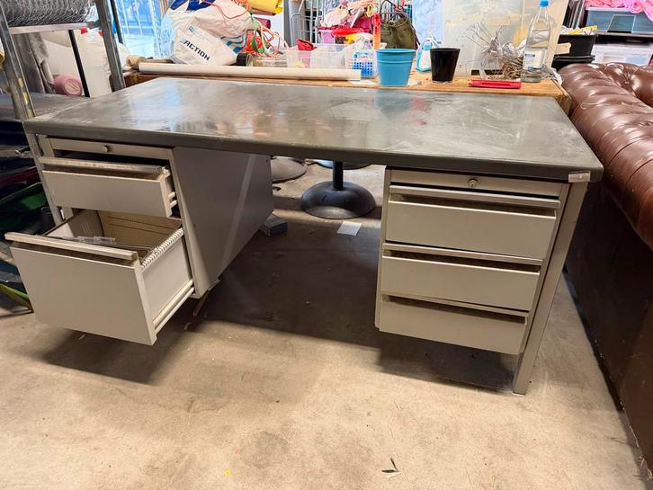 Gratis! Vintage metalen bureau - Nederhorst den Berg, Huis en Inrichting, Bureaus, Gebruikt, Ophalen