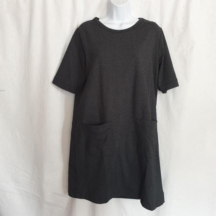 Leuke donkergrijze sportieve jurk. Mt l Merk Pieces, Kleding | Dames, Jurken, Zo goed als nieuw, Maat 42/44 (L), Grijs, Boven de knie