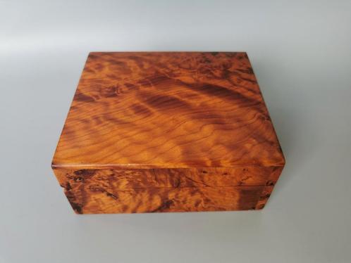 Prachtig houten kistje ( walnoten of taxus ? ), Antiek en Kunst, Antiek | Overige Antiek, Verzenden