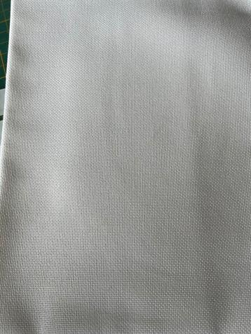 DM 532 borduurstof wit 25 counts, 45 cm, stukje eraf beschikbaar voor biedingen