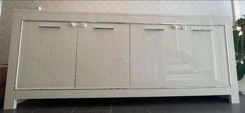 Wit hoogglans dressoir met zilverkleurige details 207 cm, Huis en Inrichting, Kasten | Dressoirs, Zo goed als nieuw, 25 tot 50 cm