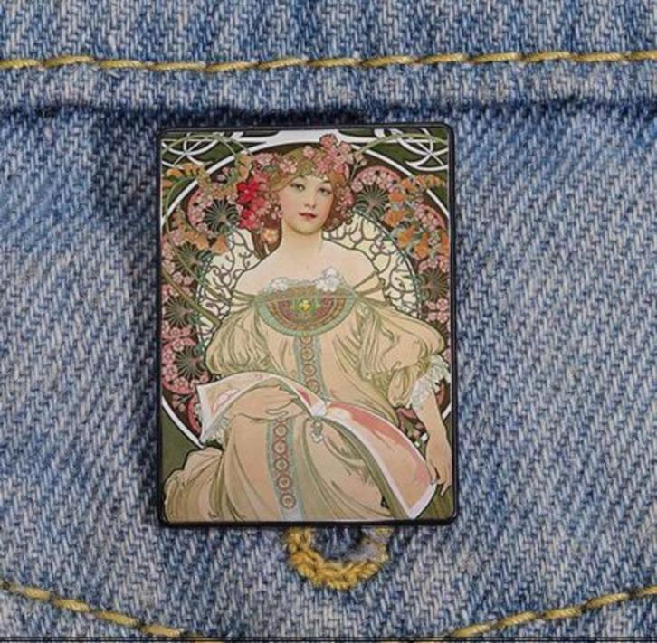 ALPHONSE MUCHA Reverie kunst Pin speldje Brooche, Verzamelen, Speldjes, Pins en Buttons, Nieuw, Transport, Verzenden