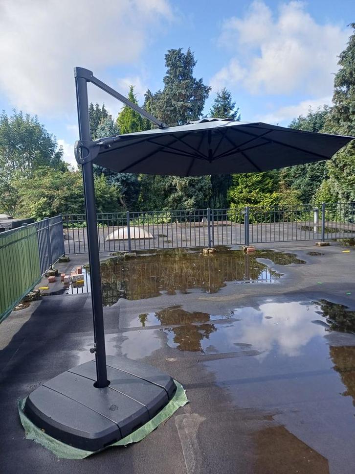 Zweefparasol inclusief waterbakken, Tuin en Terras, Parasols, Zo goed als nieuw, Zweefparasol, 3 tot 4 meter, Kantelbaar, Ophalen