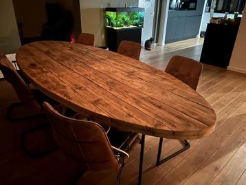 Mooie robuuste ovaal tafel van gebeitst steigerhout.  beschikbaar voor biedingen
