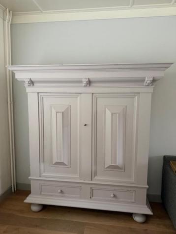 Antieke Groenlose kast bestaande uit 3 delen beschikbaar voor biedingen