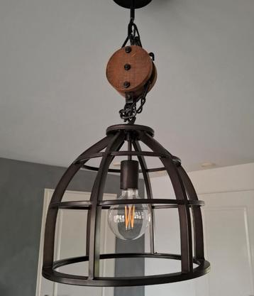 Industriële hanglamp met katrol beschikbaar voor biedingen