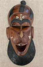 West Afrikaans houten masker, Ophalen