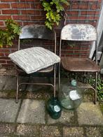 Oude metalen klapstoelen - Vintage, Huis en Inrichting, Stoelen, Ophalen, Gebruikt, Twee, Metaal
