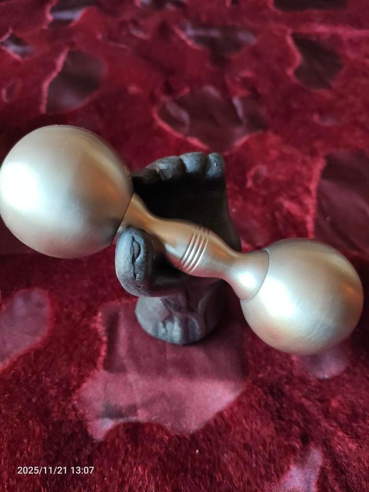 Gietijzeren Hand met halter voor peper en zout (Mich. Aram), Antiek en Kunst, Kunst | Beelden en Houtsnijwerken, Ophalen of Verzenden