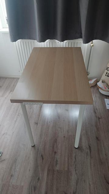 Ikea bureau inclusief houder voor kabels (zie foto)