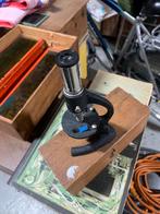 Kleine microscoop in oud kistje, Audio, Tv en Foto, Optische apparatuur | Microscopen, Ophalen of Verzenden, Zo goed als nieuw