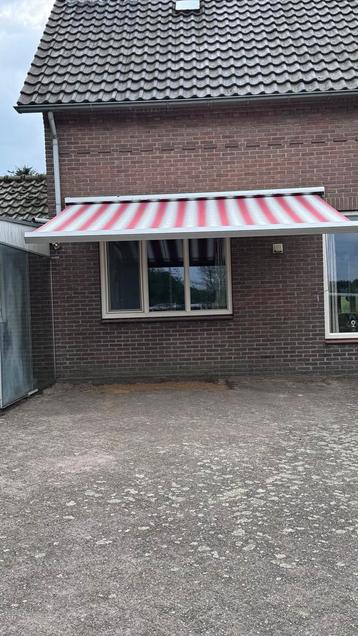 Zonneluifel 4 meter breed, 3 meter uitval. Handbediend. beschikbaar voor biedingen