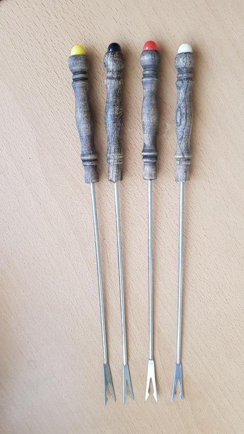 4 vintage fonduevorkjes met houten handvat, Huis en Inrichting, Keuken | Bestek, Gebruikt, Los bestek, Ophalen
