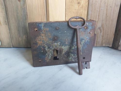 Mooi zwaar oud ijzeren deur slot met originele sleutel, Antiek en Kunst, Antiek | Gereedschap en Instrumenten, Verzenden