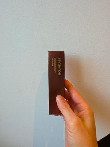 Hourglass soft glow foundation  beschikbaar voor biedingen