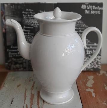 Oude witte Koffiepot in gave staat beschikbaar voor biedingen