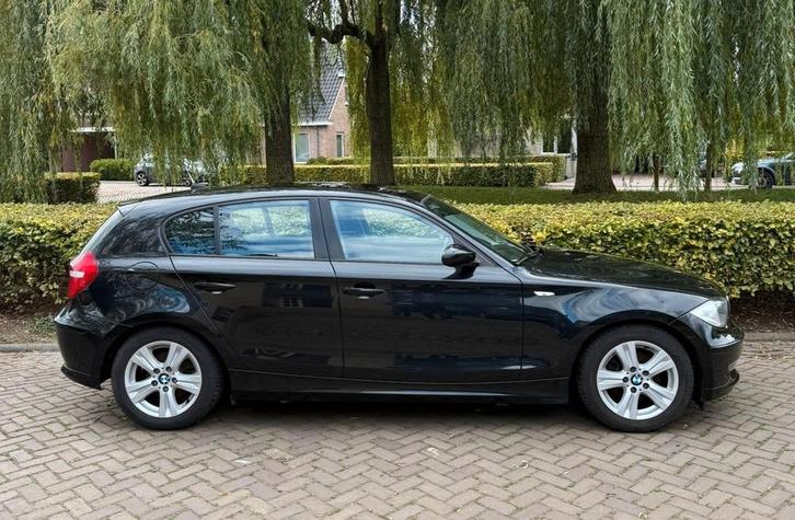 BMW 1-Serie 2.0 116I 5DR 2009 Zwart, Auto's, BMW, Particulier, 1-Serie, Benzine, Hatchback, Handgeschakeld, Geïmporteerd, Zwart