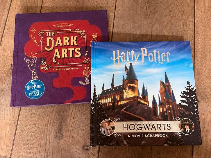 2x Harry Potter boeken Hogwarts en Dark Arts Engels, Verzamelen, Harry Potter, Zo goed als nieuw, Boek of Poster, Ophalen of Verzenden
