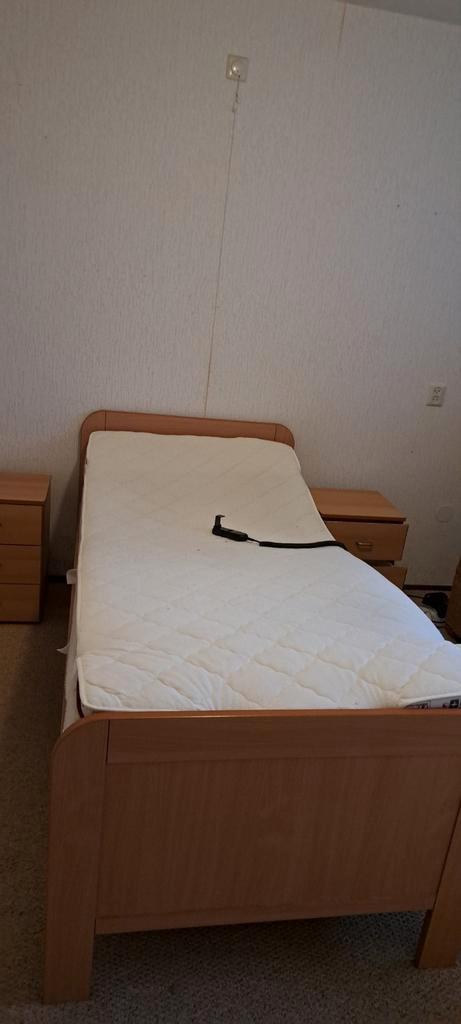 Senioren bed met 2 nachtkastjes. Elektrische lattenbodem., Huis en Inrichting, Slaapkamer | Bedden, Zo goed als nieuw, Eenpersoons
