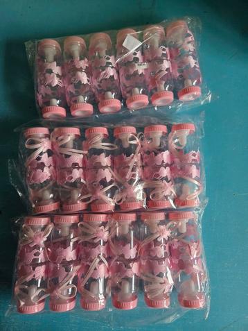 Decoratieve Flesjes met Roze Lint beschikbaar voor biedingen