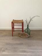 Vintage zweedse rode kruk met rotan Amsterdam België, Ophalen of Verzenden, Gebruikt, Overige materialen