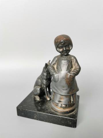 Art deco beeld meisje met herdershond  beschikbaar voor biedingen
