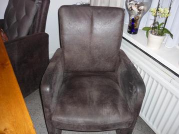 Robuuste eetkamerstoelen 4 stuks zie foto,s bijna gratis beschikbaar voor biedingen