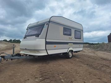Keurige Hobby 370 caravan geheel compleet en met voortent. beschikbaar voor biedingen