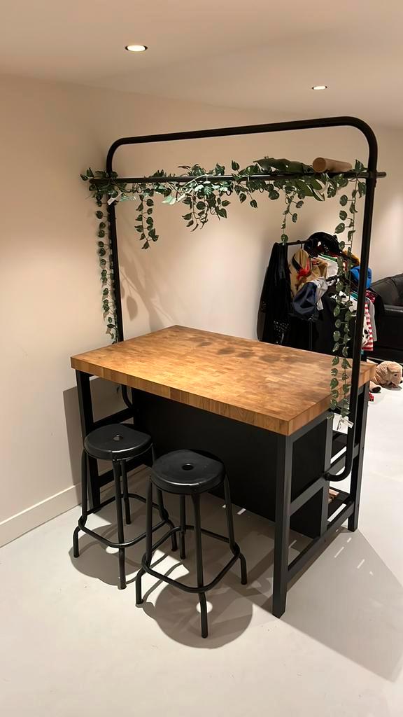 Ikea Vadholma keukeneiland //  bartafel inclusief 2 krukken, Huis en Inrichting, Barren, Zo goed als nieuw, Ophalen