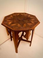 Antieke houten bijzettafel met houtsnijwerk, Ophalen