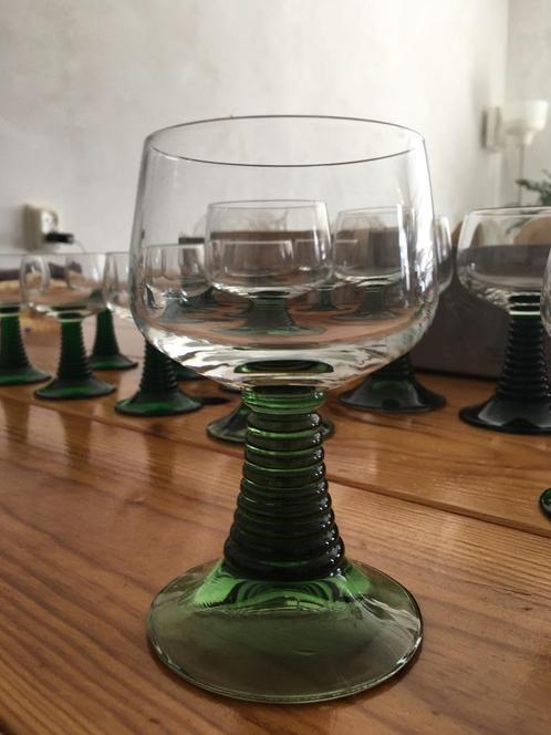 Vintage retro trendy wijnglazen met groene voet Roemer, Verzamelen, Glas en Borrelglaasjes, Zo goed als nieuw, Overige typen, Ophalen of Verzenden