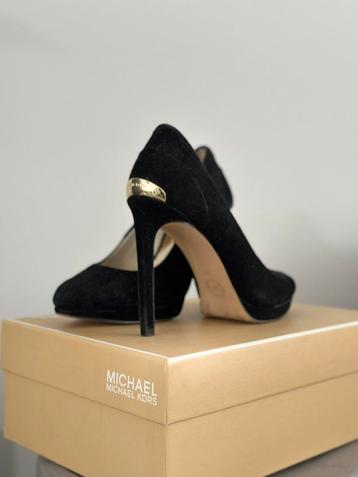 Michael Kors Yasmin pumps in zwart suède beschikbaar voor biedingen