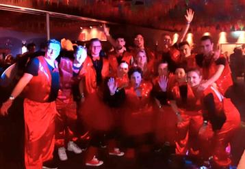 15 Leuke rode carnavalspakken groep, rooie lopers(obers)  beschikbaar voor biedingen