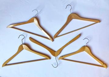 5 houten kleerhangers, allemaal anders beschikbaar voor biedingen