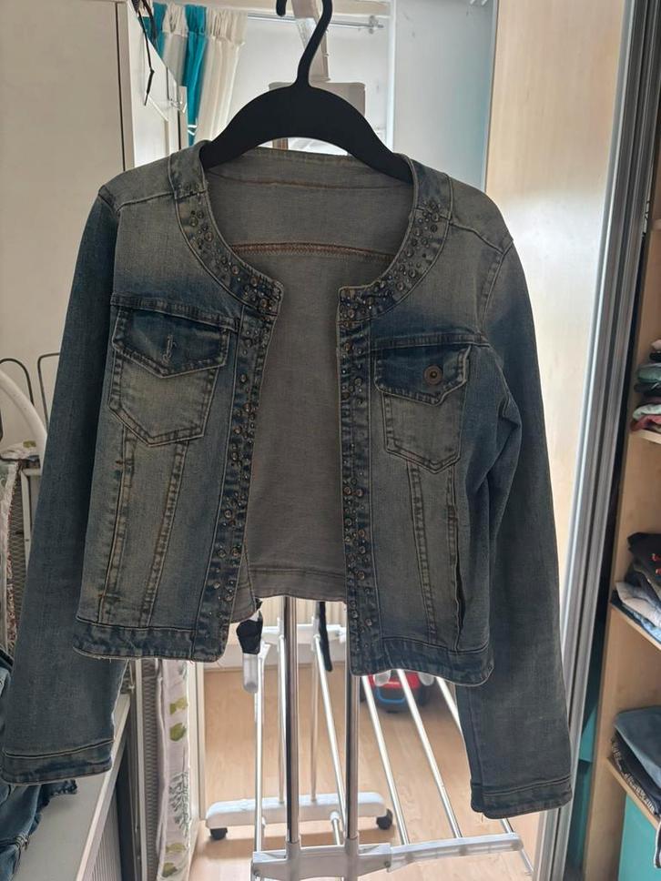 Trendy’s spijkerjasje met studs s, Kleding | Dames, Jasjes, Kostuums en Pakken, Zo goed als nieuw, Blauw, Ophalen of Verzenden