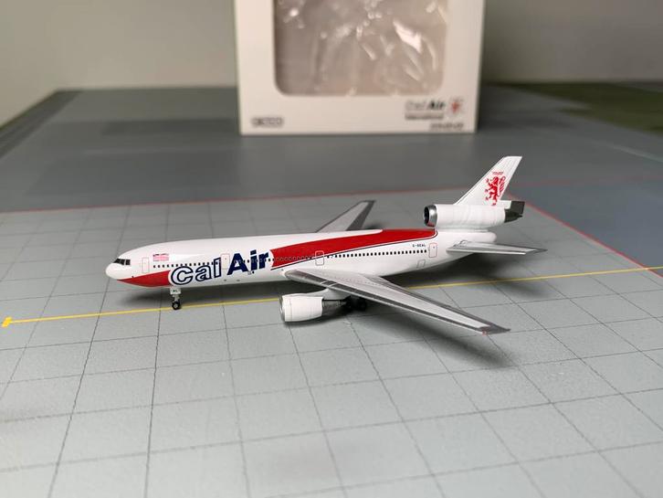 Cal Air International McDonnell Douglas DC-10 sky500 1:500, Verzamelen, Luchtvaart en Vliegtuigspotten, Zo goed als nieuw, Schaalmodel