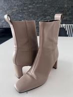 Beige enkellaarsjes, Ophalen of Verzenden, Zo goed als nieuw, Beige, Lage of Enkellaarzen